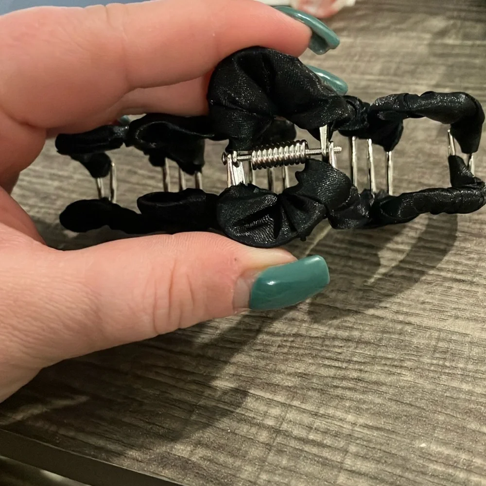 Wavy Claw Clip Black